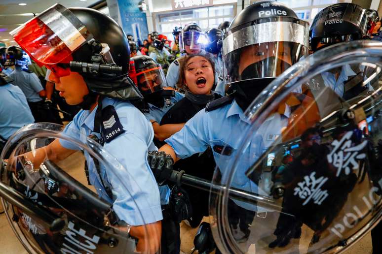 Polícia prende manifestante durante protestos antigoverno em Hong Kong
25/09/2019
REUTERS/Tyrone Siu
