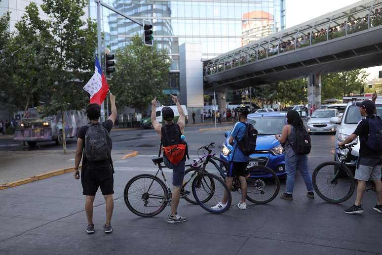 Manifestantes usam bicicletas para bloquear rua em Santiago
05/12/2019 REUTERS/Pablo Sanhueza 