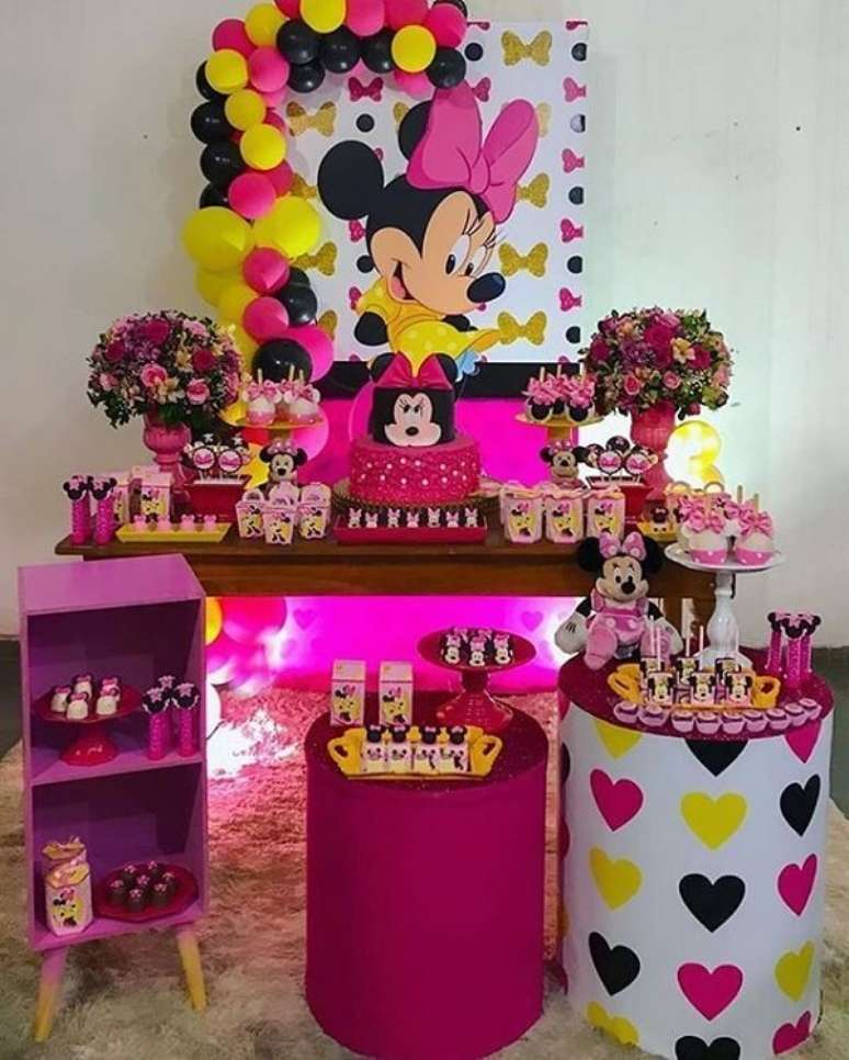 103 – Festa da Minnie simples em tons de amarelo, rosa, roxo e preto. Fonte: Pinterest