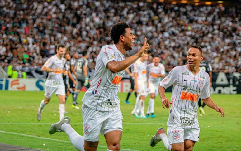 Gustagol corre para o abraço após marcar o gol da vitória corintiana no Castelão - Ronaldo Oliveira / Photo Premium