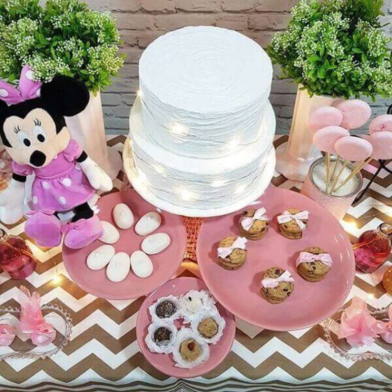 88 – A pelúcia da Minnie trouxe alegria para a mesa do bolo. Pinterest