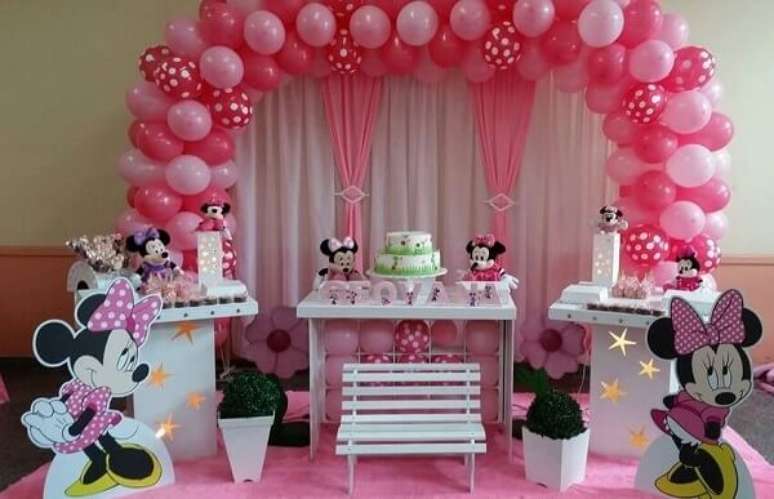 61 – Arco de balões e cortinas nas cores rosa e branco para festa da minnie. Fonte: Elo 7