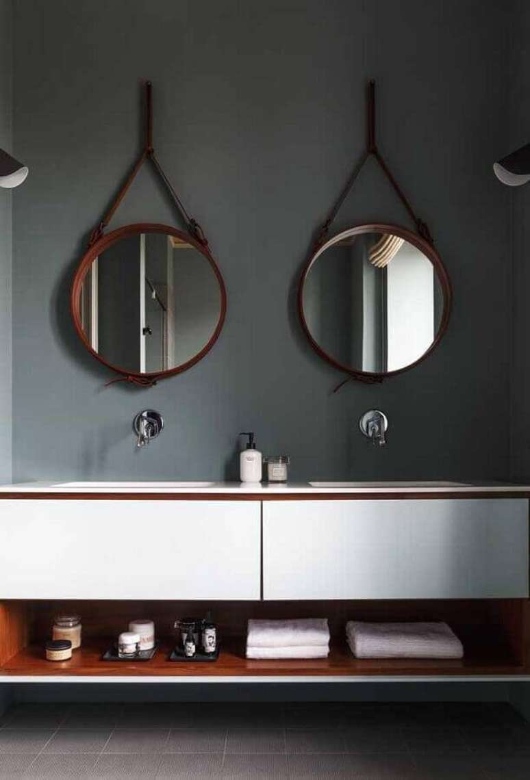 9. Decoração para banheiro com parede cinza escura e dois espelhos redondos – Foto: Behance