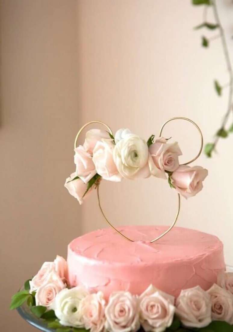 6 – Bolo feito com rosas naturais para decoração de festa da minnie rosa. Fonte: Decor Fácil