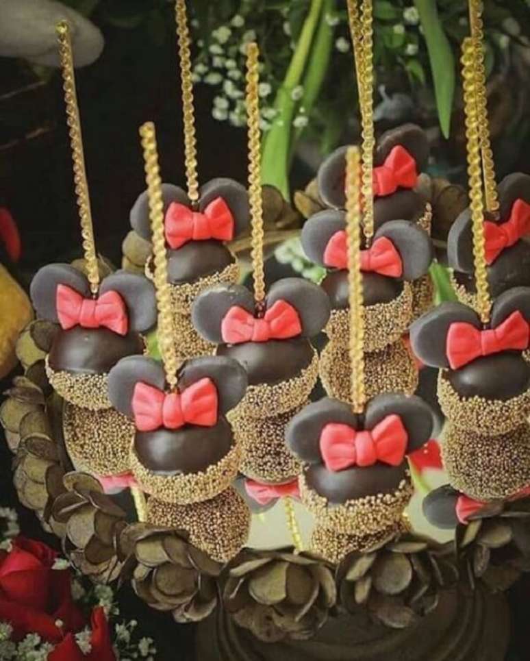 12 – Cakepops para festa da Minnie. Fonte: A Mãe Coruja
