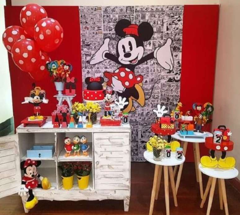 8 – Para festa da Minnie simples use a cômoda como base para o bolo. Fonte: Pinterest