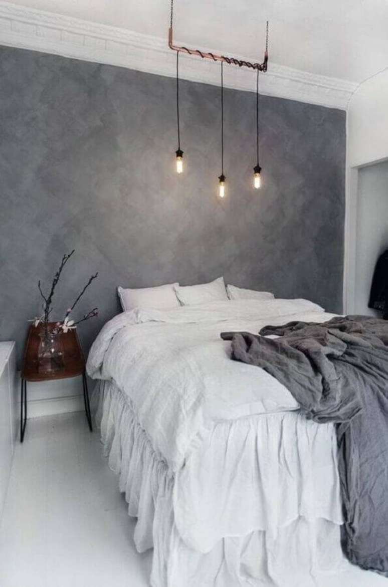 12. Decoração minimalista para quarto de casal com parede cinza e pendente moderno – Foto: Apartment Therapy