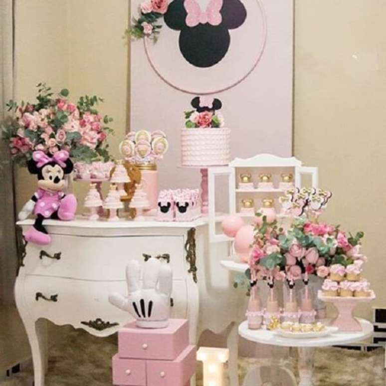 14 – Decoração clean para festa da Minnie rosa. Fonte: Pinterest