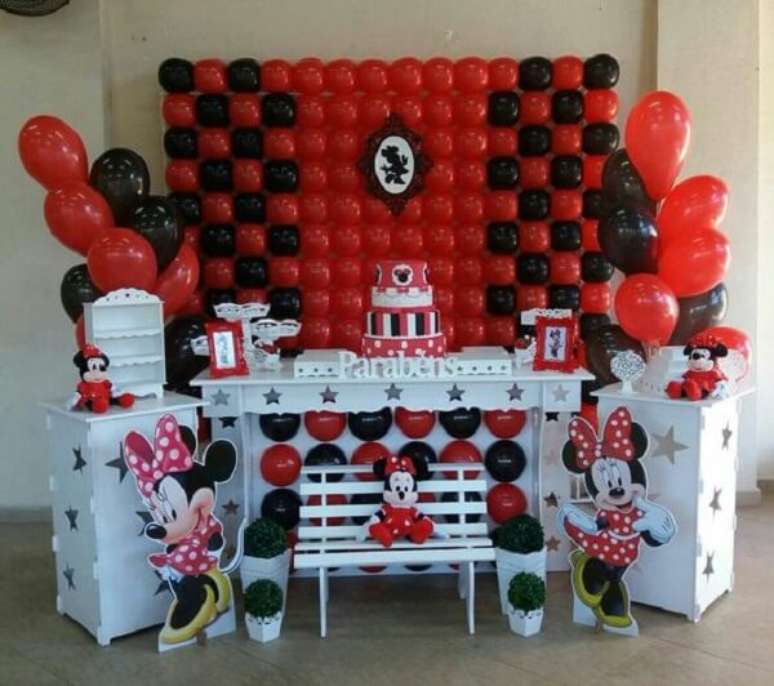 21 – Decoração infantil da festa da Minnie nas cores vermelho, branco e preto. Fonte: Pinterest