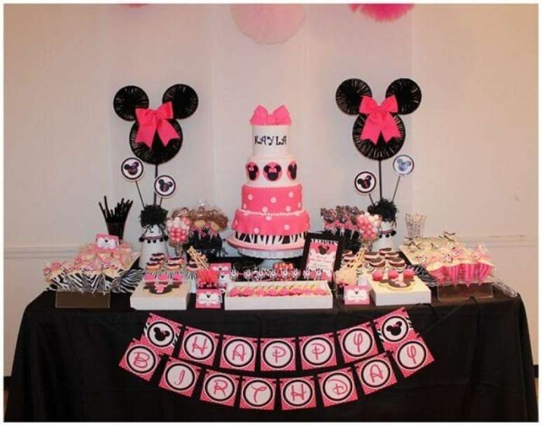 60 – Decoração de festa da Minnie mesclando as cores preto, rosa e branco. Fonte: Mil dicas de mãe