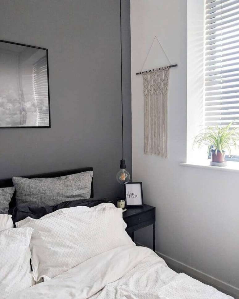 6. Decoração clean para quarto com parede cinza e pendente minimalista – Foto: Le Blanc Le Noir