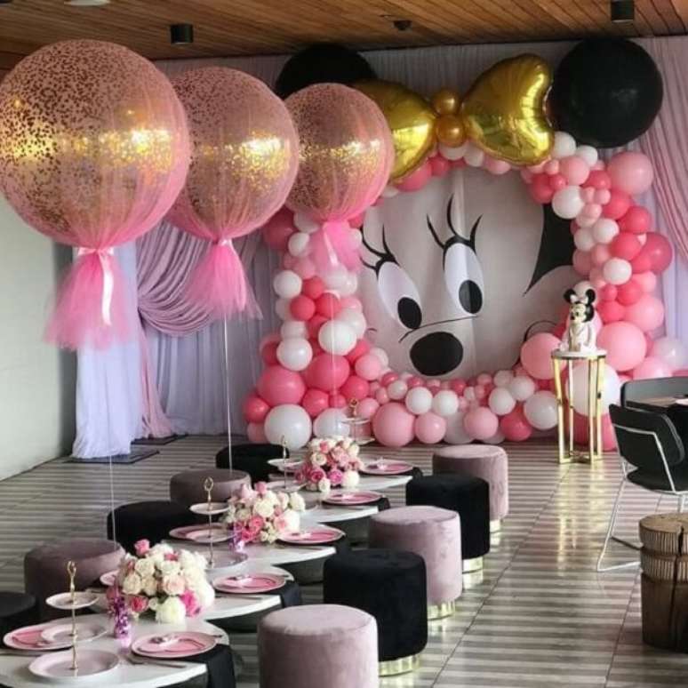 22 – Espaço de lanche para as crianças com decoração em tons de rosa e preto. Fonte: Shop Festa