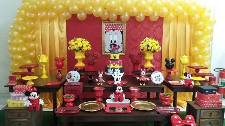 15 – Decoração para festa da Minnie mesclando as cores vermelho, amarelo e preto. Fonte: Elo 7