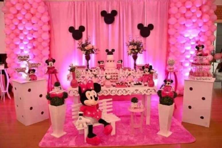 19 – Decoração da Festa da Minnie rosa com móveis em branco. Fonte: Pinterest