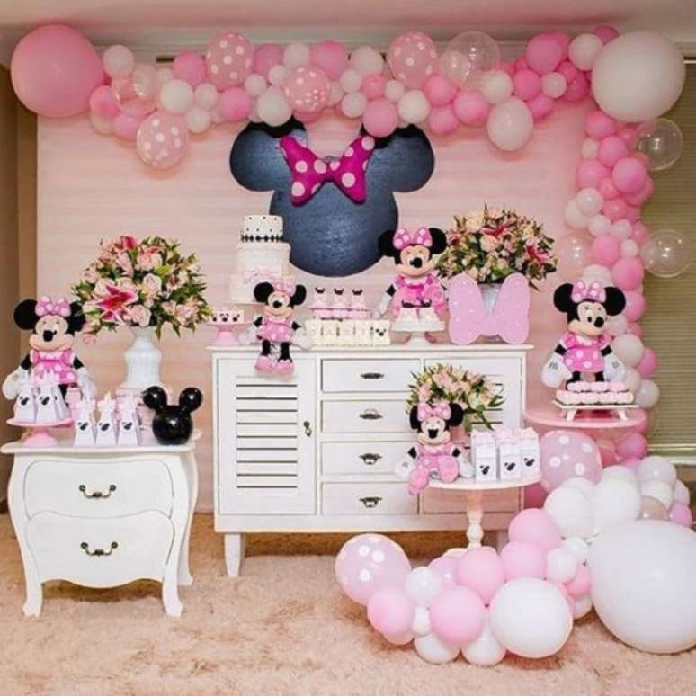 25 – Para festa da Minnie rosa utilize uma cômoda como base de apoio para o bolo e os docinhos. Fonte: Fazendo a nossa festa