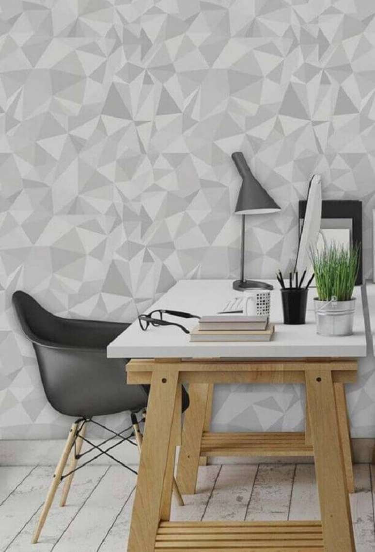 22. Home office decorado com papel de parede cinza claro – Foto: Pinterest