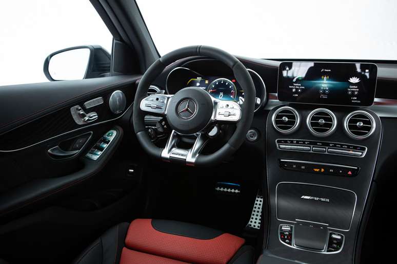 O projeto do interior acompanha o novo padr&atilde;o de design da marca, com duas telas digitais e tecnologia MBUX.