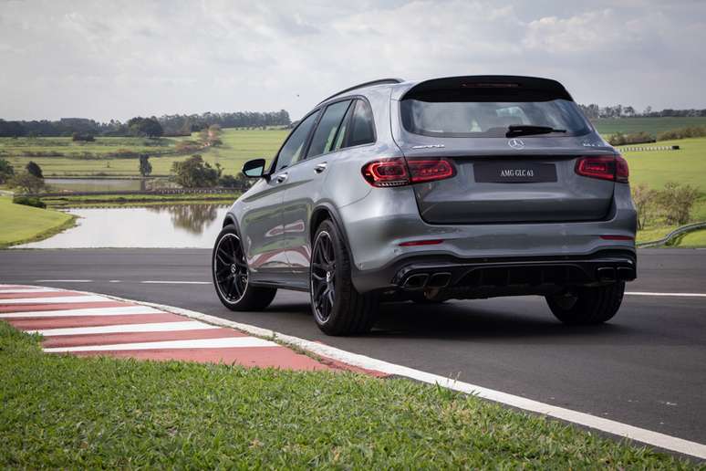 O sistema de escapamento &eacute; composto por quatro sa&iacute;das trapezoidais.