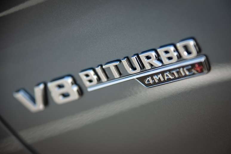 O Mercedes-AMG GLC 63 4Matic+ é o único do segmento com motor de oito cilindros biturbo.