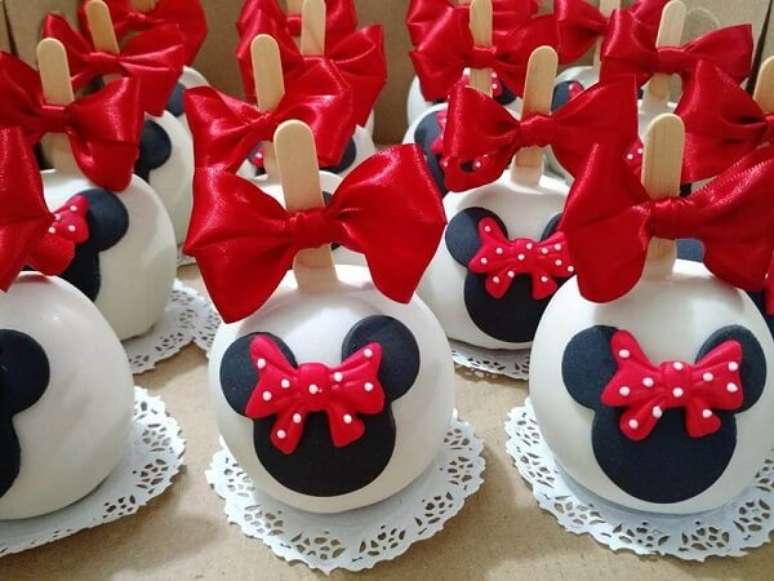 68 – Maça de chocolate decorada para festa da Minnie. Fonte: Elo 7