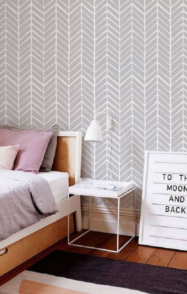 24. Quarto decorado com cama de madeira e papel de parede cinza claro – Foto: Etsy