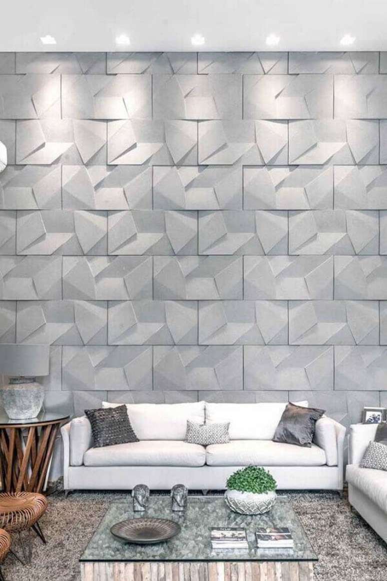 4. Decoração neutra e moderna para sala com parede cinza com revestimento 3D – Foto: Pinosy