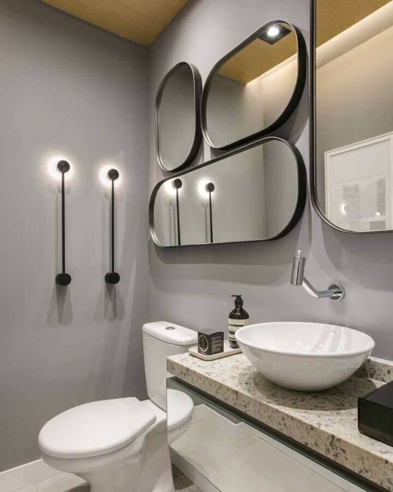 33. Banheiro moderno decorado com parede cinza e vários espelhos – Foto: Thaisa Bohrer