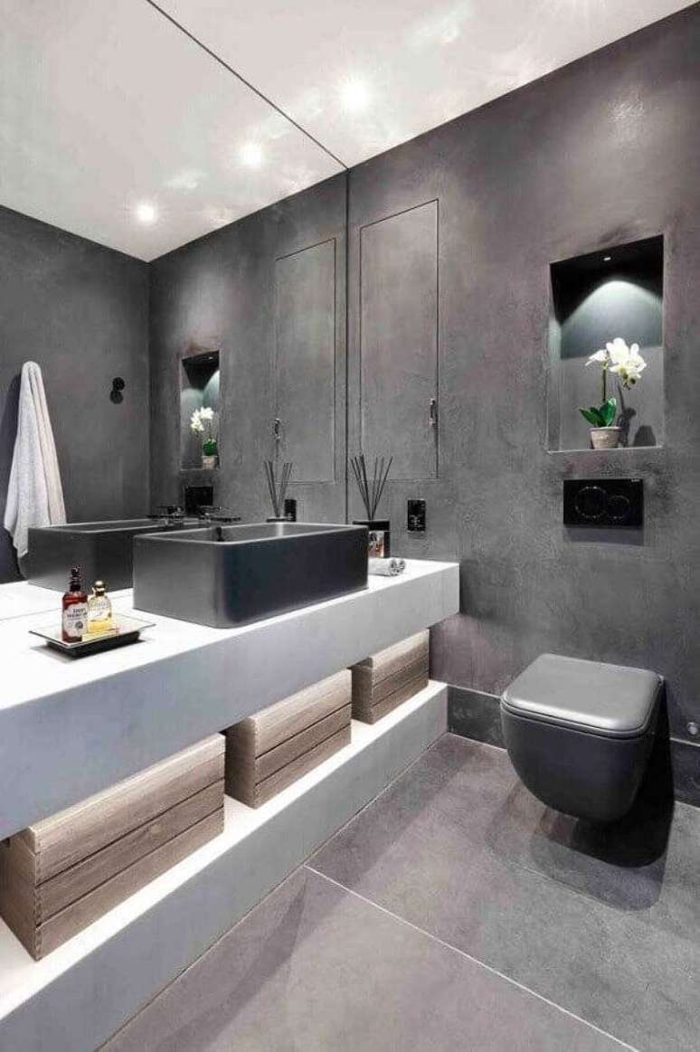 34. Decoração para banheiro planejado com tinta cinza parede e espelho grande – Foto: Architecture Art Designs