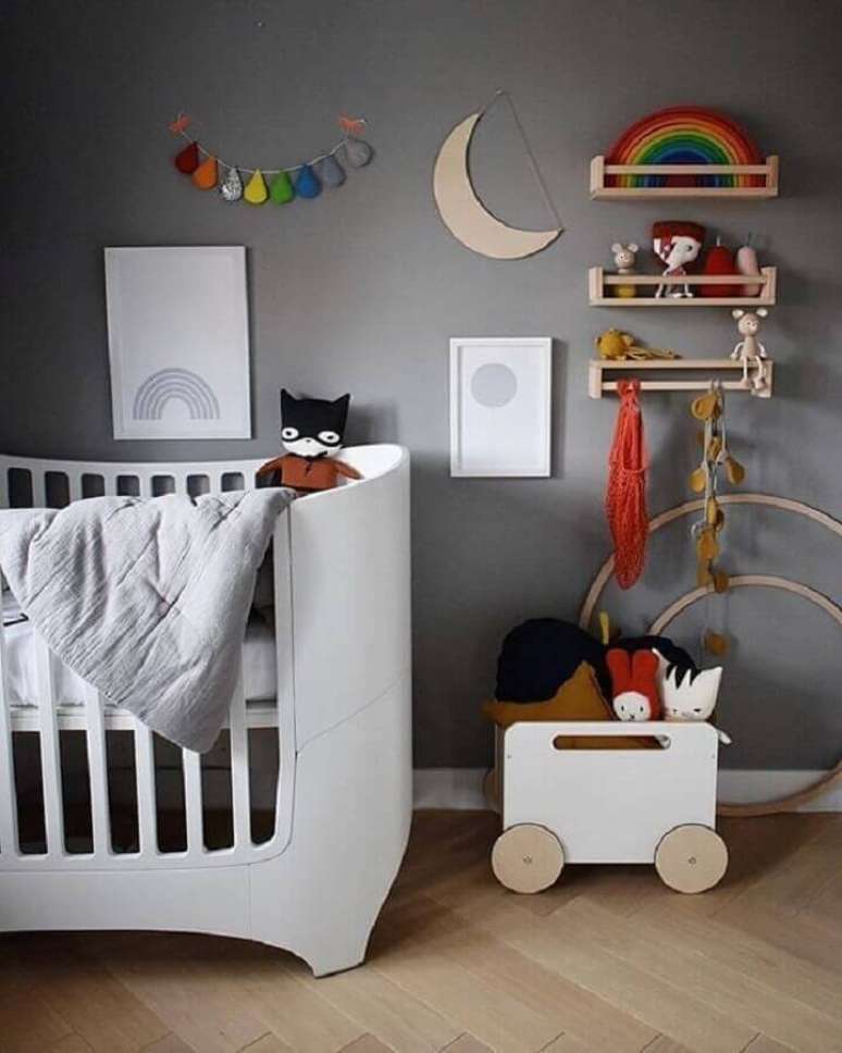 39. A tinta cinza parede também pode ser usada para decorar o quarto de bebê – Foto: OOH NOO