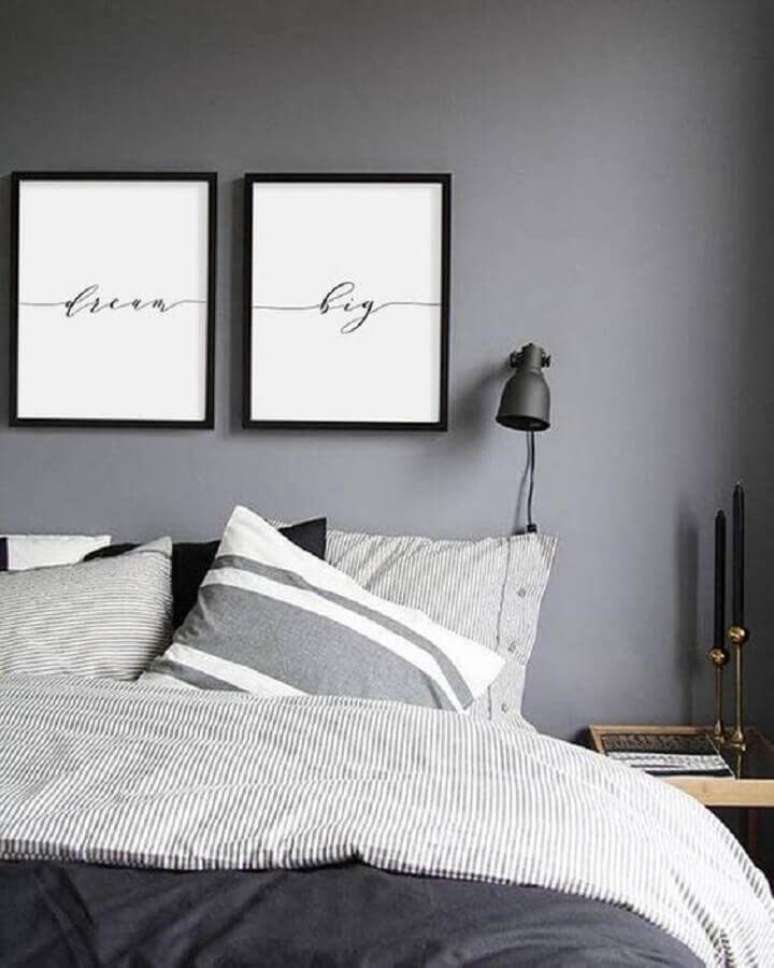 44. Parece cinza quarto com decoração minimalista e quadros na cabeceira – Foto: Etsy