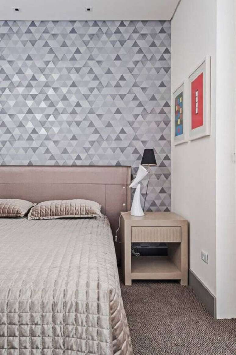 46. Papel de parede cinza com estampa geométrica para decoração de quarto de casal com cores neutras – Foto: Pinterest