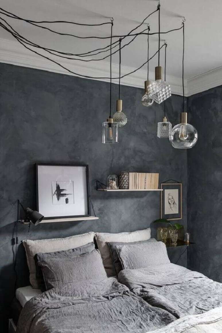 47. Quarto decorado com pendente minimalista e parede cinza – Foto: Coco Lapine Design