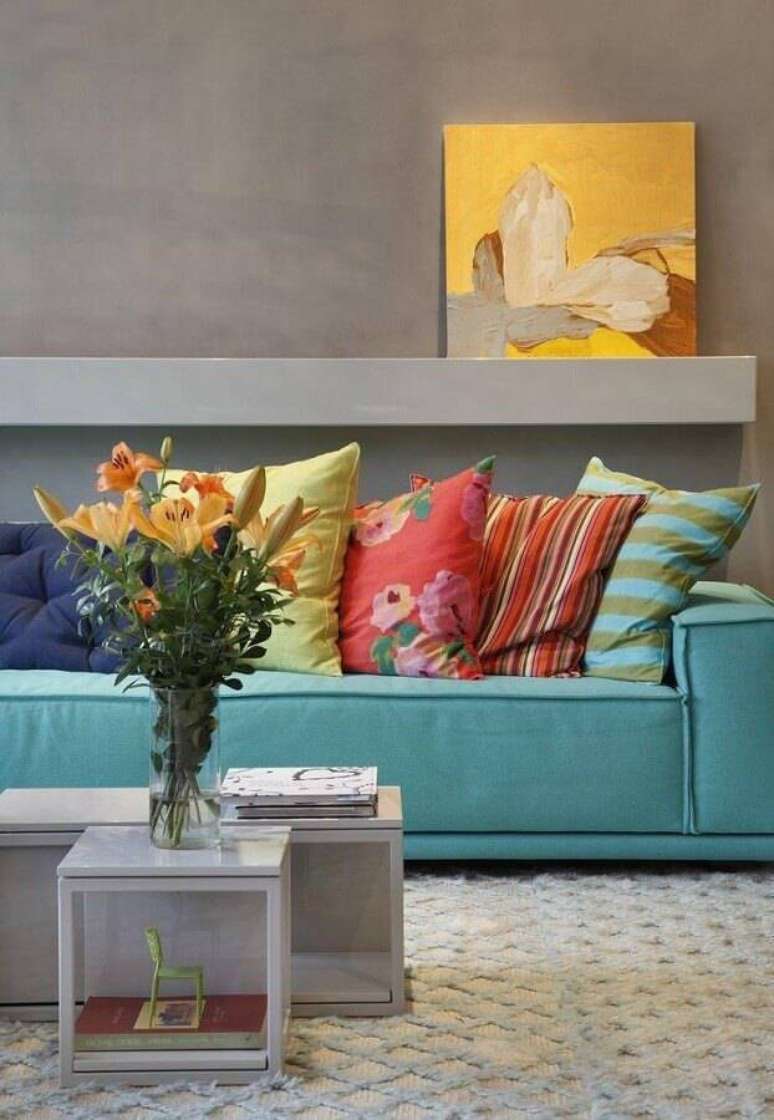 3. Invista em objetos decorativos bem coloridos para um toque mais alegre no ambiente com tons de cinza para parede – Foto: Pinterest