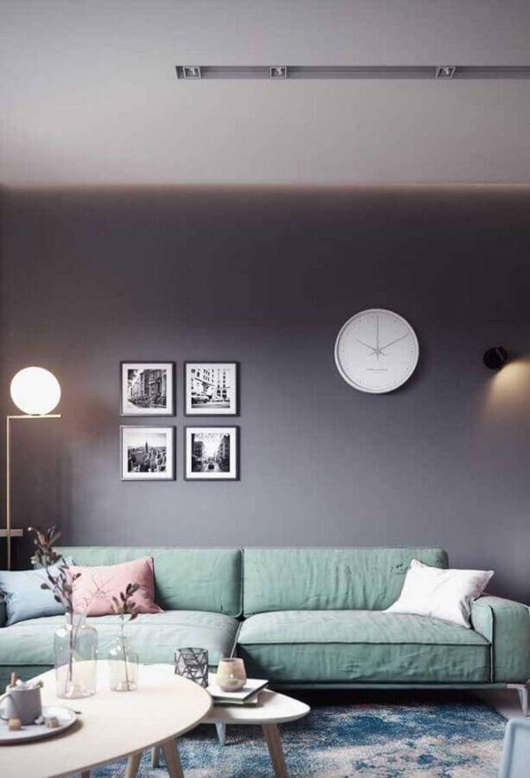 50. Sala com parede cinza e sofá verde claro – Foto: Maurício Gebara Arquitetura