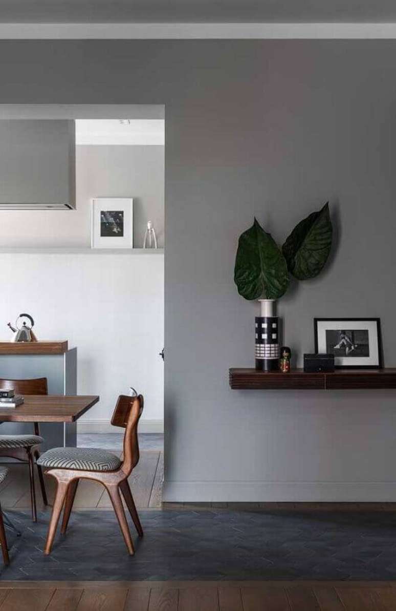 53. Sala de jantar decorada com parede cinza e prateleira de madeira – Foto: Maurício Gebara Arquitetura