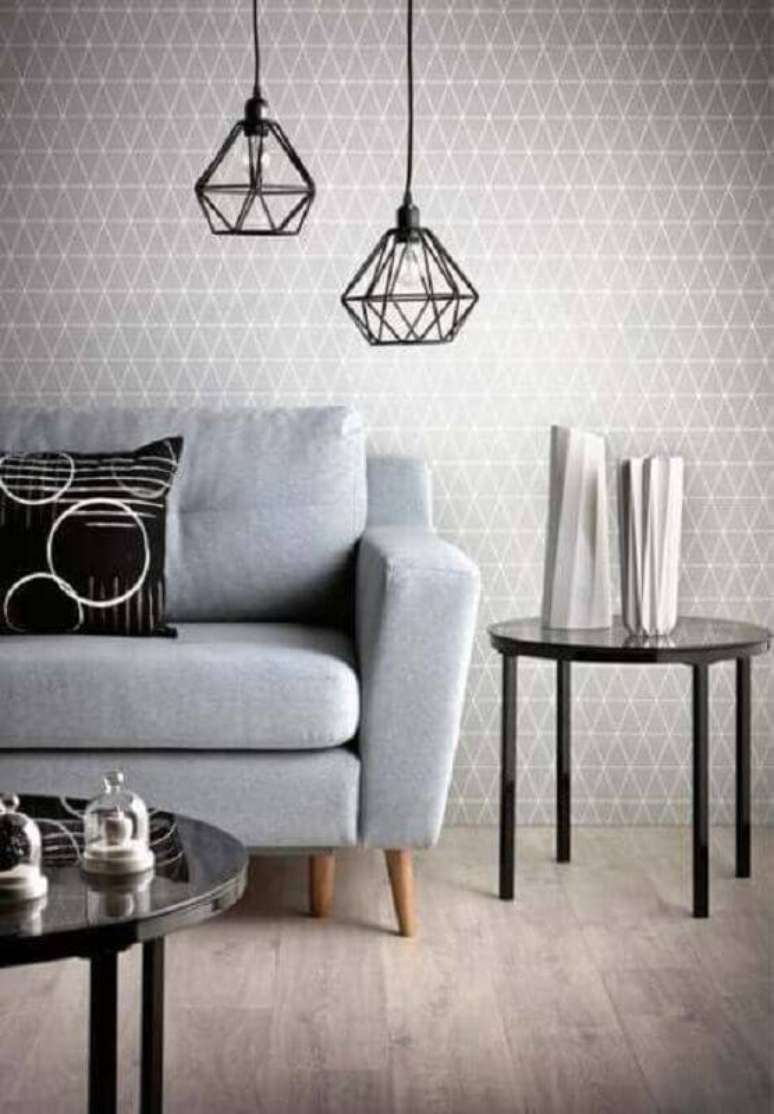 58. Sala moderna decorada com pendente aramado e papel de parede cinza – Foto: Jolie Living room Blog