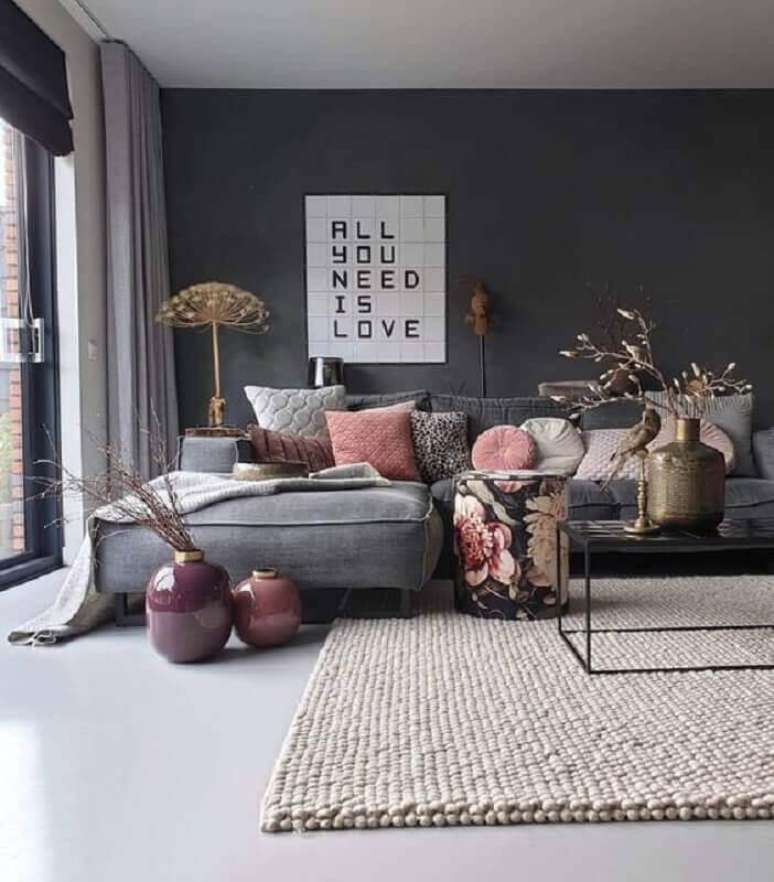 59. Sala com parede cinza decorada com várias almofadas e sofá confortável – Foto: SooPush