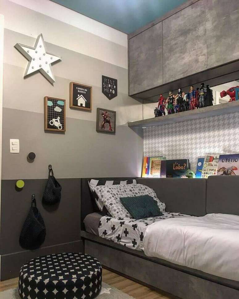 65. Tons de cinza para parede de quarto com decoração jovem – Foto: Fernanda Guazzelli