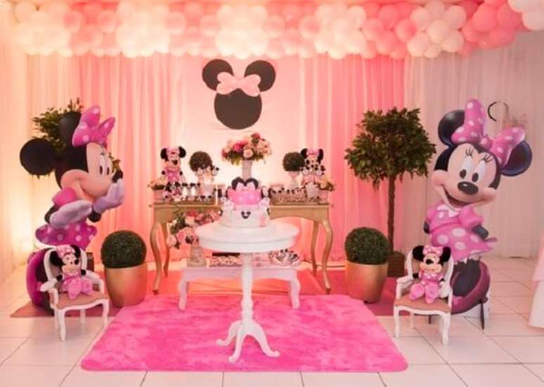 23 – Utilize esculturas em papel da Minnie para complementar a decoração. Fonte: A Mãe Coruja