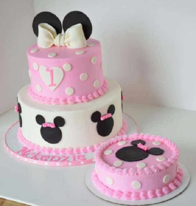 46 – Utilize pasta americana para criar os bolos com o tema festa da Minnie. Fonte: Pinterest
