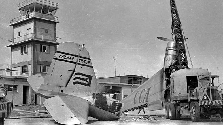 As tropas anticastristas usaram aviões com a bandeira de Cuba para despistar os soldados de Fidel