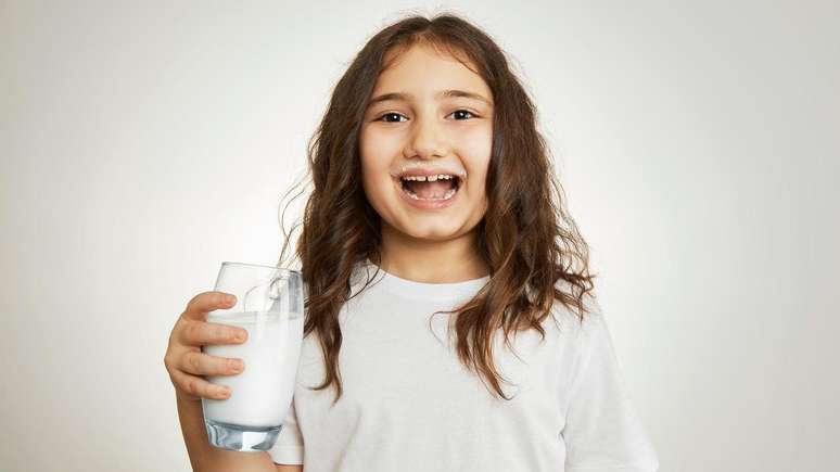 Uma preocupa&ccedil;&atilde;o com o leite de vaca &eacute; o estrog&ecirc;nio que ele cont&eacute;m - mas nos n&iacute;veis em que existe no leite, &eacute; improv&aacute;vel que tenha efeito sobre os seres humanos