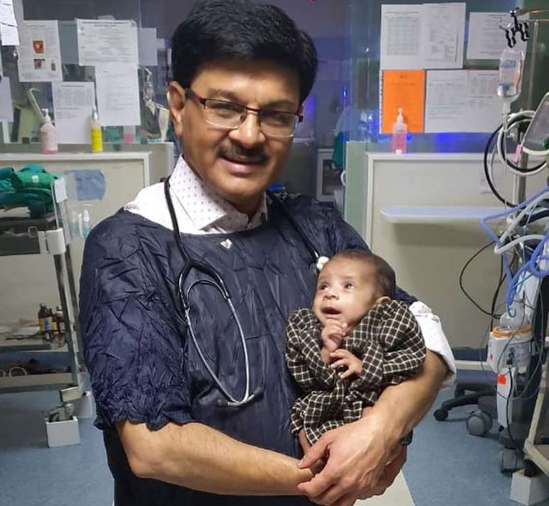 O pediatra Ravi Khanna diz que a garota já aceita mamadeira e agora está totalmente saudável