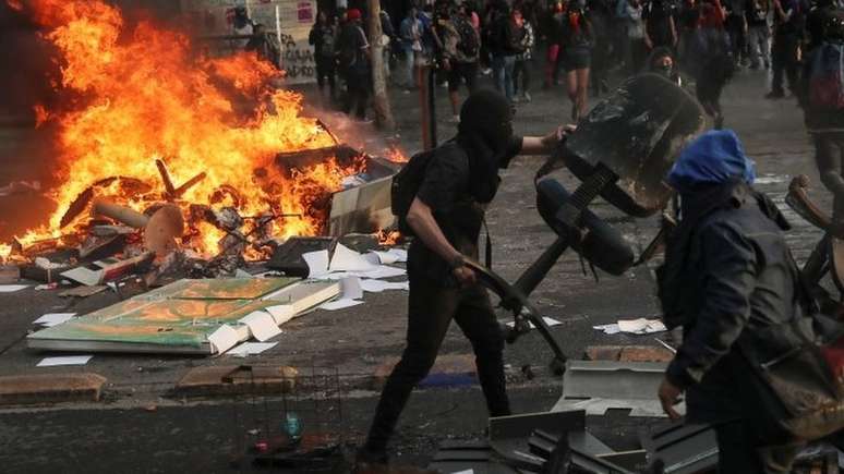 Protestos no Chile levaram o presidente a anunciar que haverá uma revisão da Constituição
