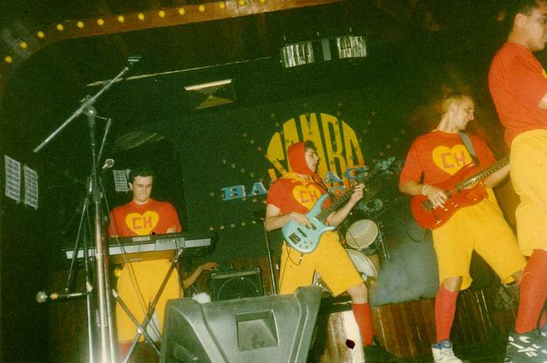 Banda Show Factory em apesentação dos anos 1990.