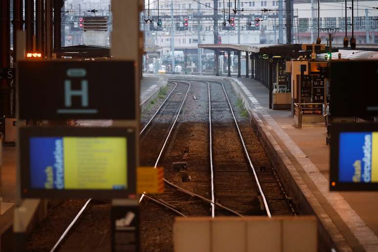 Plataformas vazias em estação de trem de Paris em 2º dia de greve
06/12/2019
REUTERS/Charles Platiau