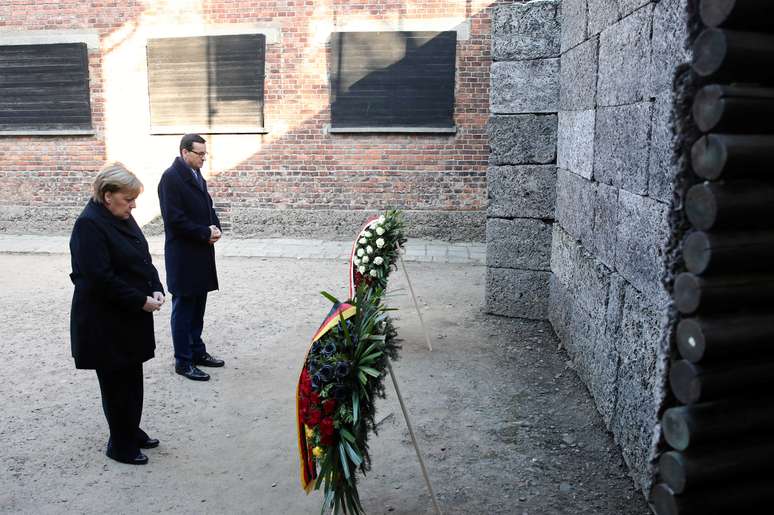 Premiê polonês, Mateusz Morawiecki, e chanceler da Alemanha, Angela Merkel, visitam memoral Auschwitz-Birkenau, em Oswiecim
06/12/2019
Jakub Porzycki/Agencja Gazeta via REUTERS