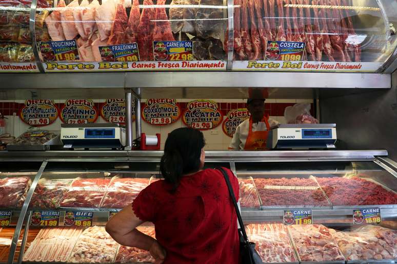 Mulher compra carne em açougue em Santo André
01/10/2019
REUTERS/Amanda Perobelli