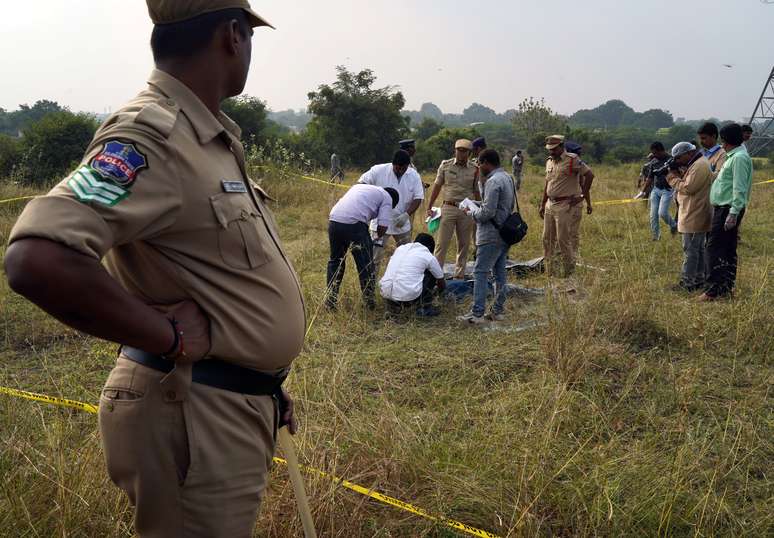 Legistas examinam corpos no local onde pol&iacute;cia matou 4 suspeitos de estuprar e assinar uma veternin&aacute;ria de 27 anos em Chatanpally, na &Iacute;ndia
06/12/2019
REUTERS/Swarat Ghosh