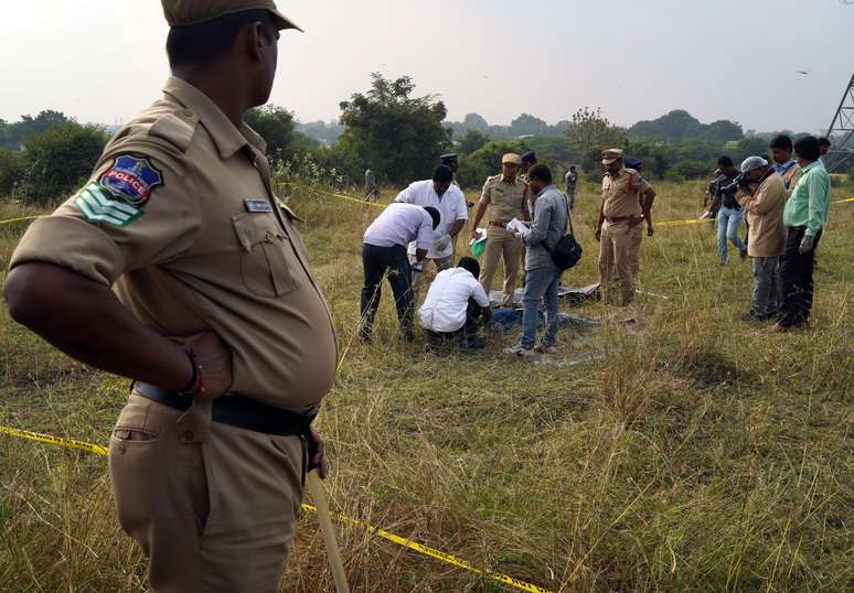 Legistas examinam corpos no local onde polícia matou 4 suspeitos de estuprar e assinar uma veterninária de 27 anos em Chatanpally, na Índia
06/12/2019
REUTERS/Swarat Ghosh
